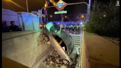 Un coche acaba incrustado en el Metro de Begoña tras un violento choque en Madrid